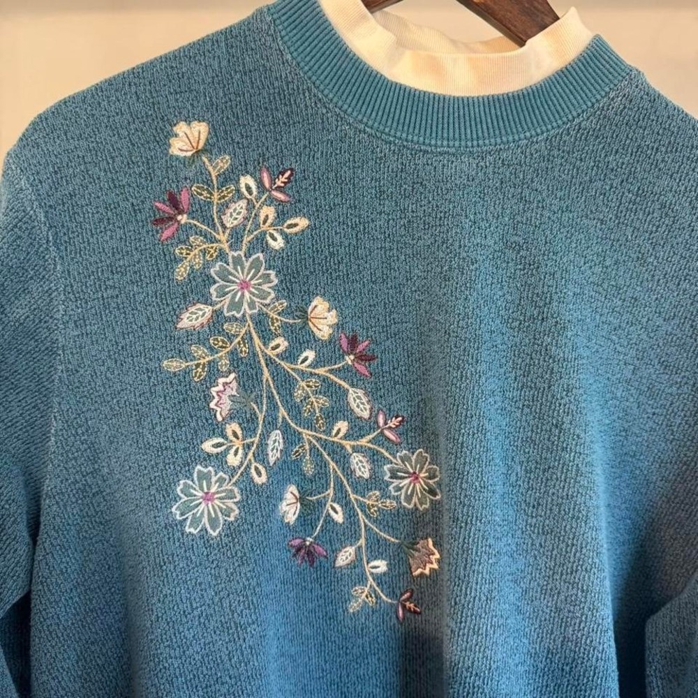 Bon Worth Blue Crewneck with Purple Embroidered Flower Sweater Size XL Vintage - Picture 2 of 8